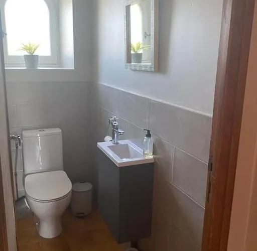 Dom wakacyjny House With Large Private Garden In